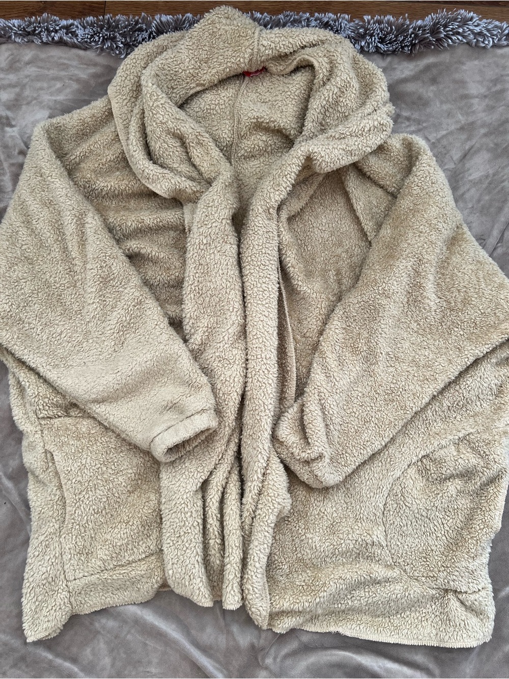 Netflix and Unhide Shleepy Robe - Beige Bear